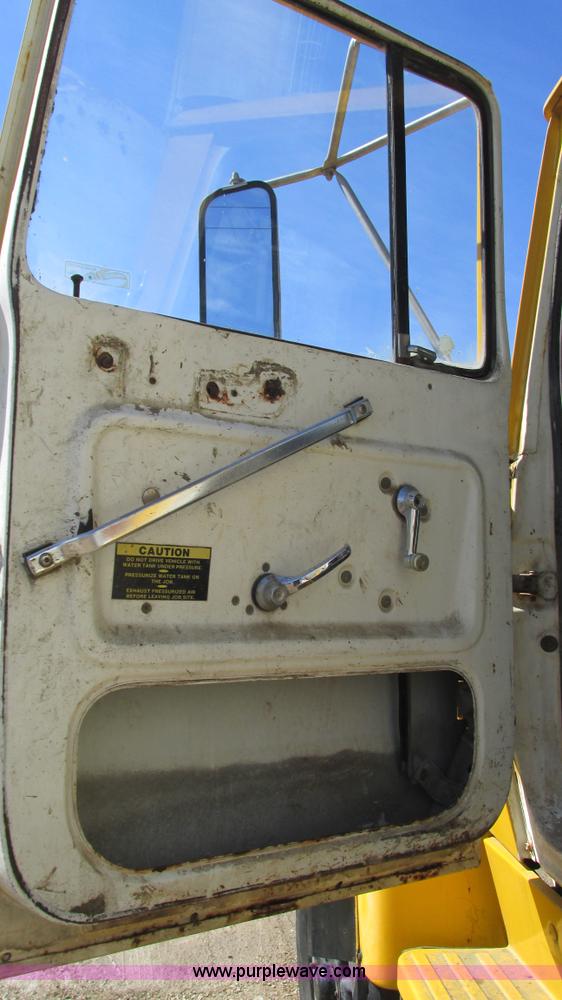 image for item I3089 1987 Ford LT8000 mixer truck