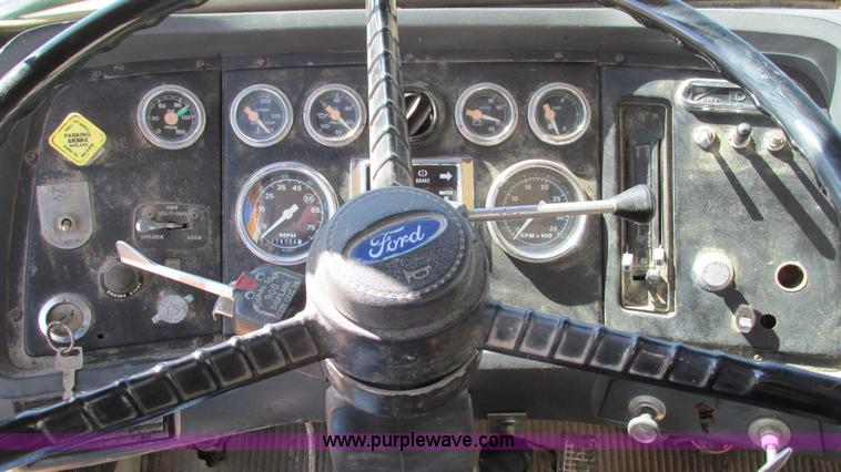 image for item I3089 1987 Ford LT8000 mixer truck