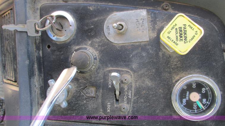 image for item I3089 1987 Ford LT8000 mixer truck