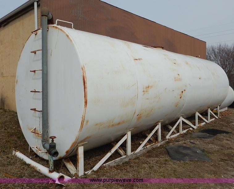 image for item I5043 10,000 gallon fuel tank