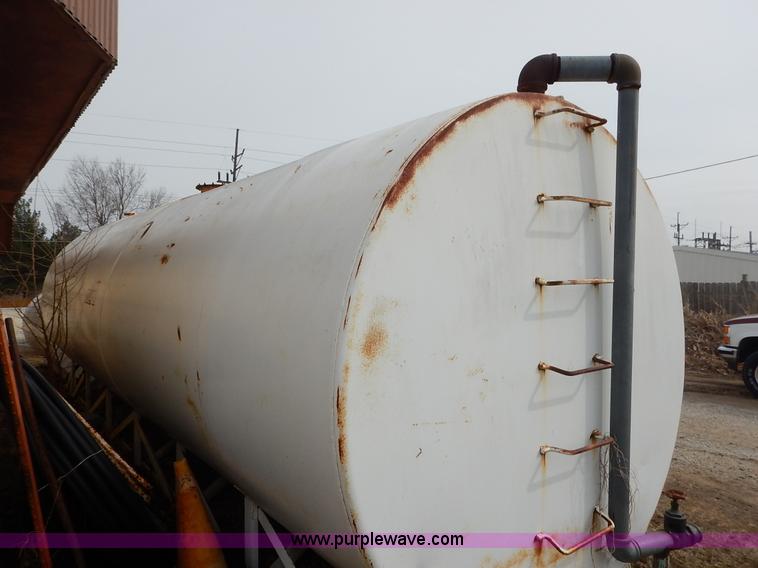 image for item I5043 10,000 gallon fuel tank