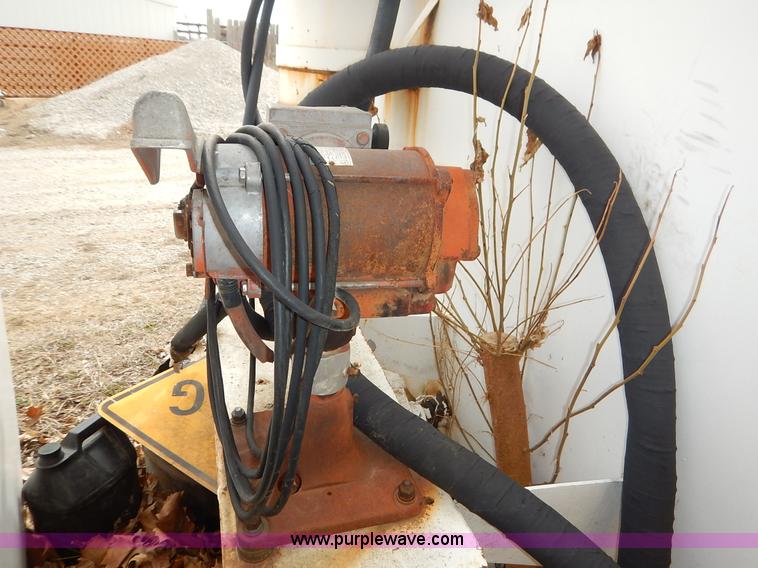 image for item I5043 10,000 gallon fuel tank