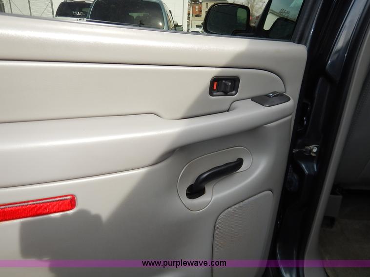image for item I5053 2005 GMC Yukon 1500 XL SUV