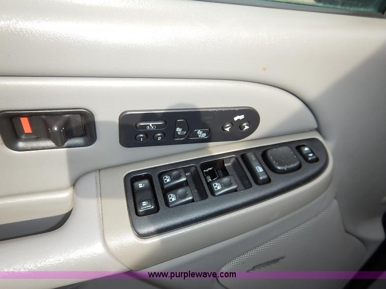 image for item I5053 2005 GMC Yukon 1500 XL SUV