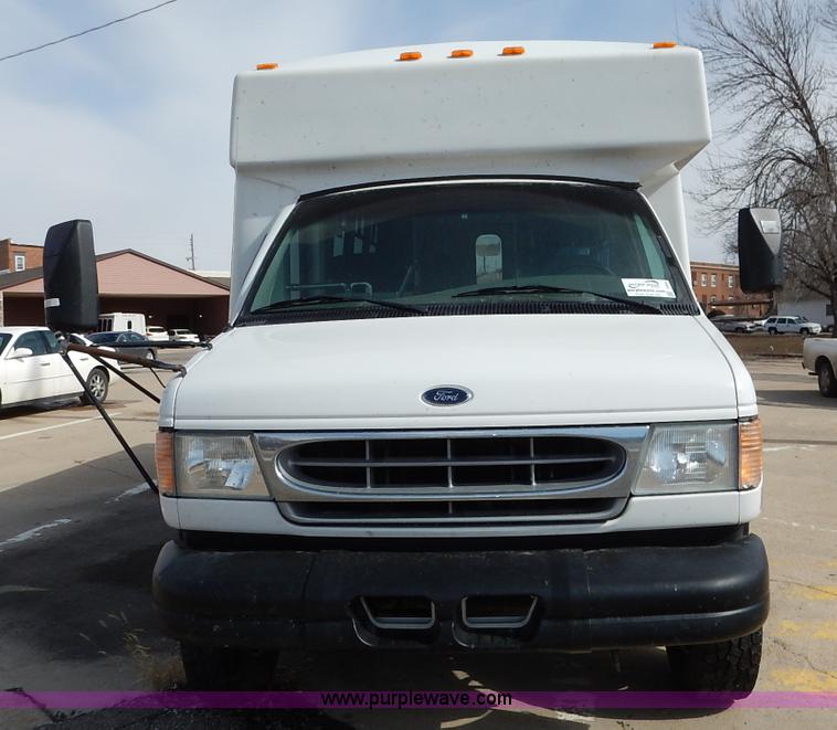 image for item I5064 2002 Ford 800 bus