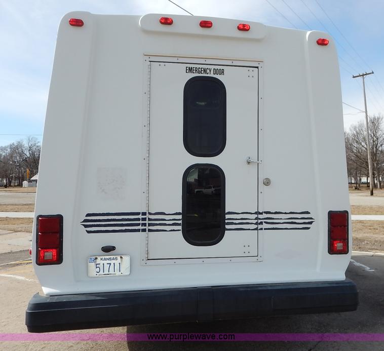 image for item I5064 2002 Ford 800 bus