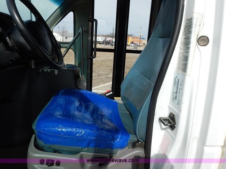 image for item I5064 2002 Ford 800 bus