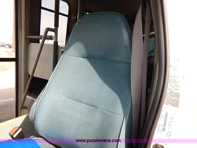 image for item I5064 2002 Ford 800 bus