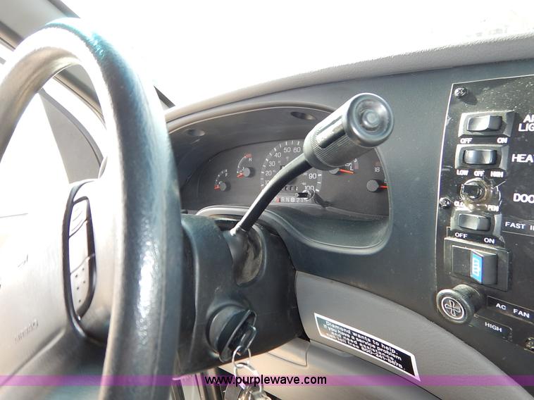 image for item I5064 2002 Ford 800 bus