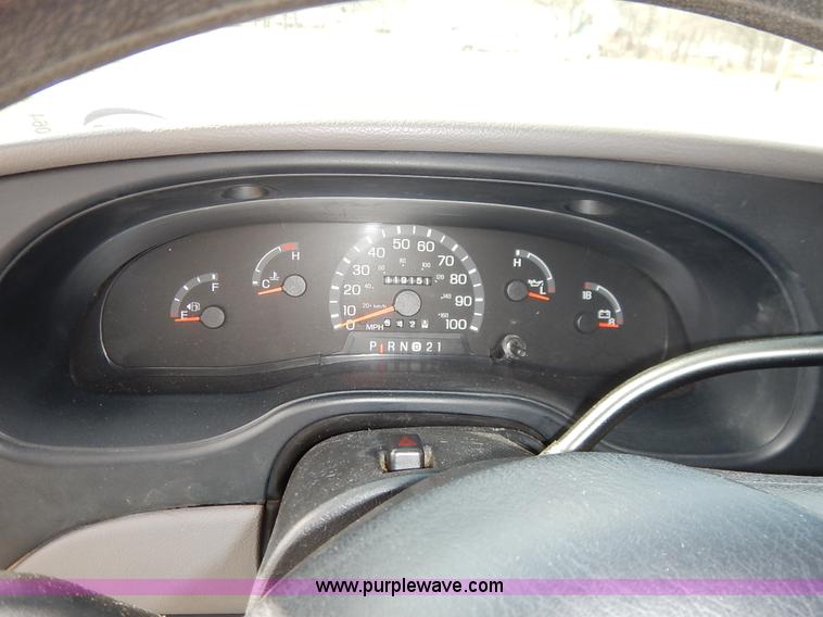 image for item I5064 2002 Ford 800 bus