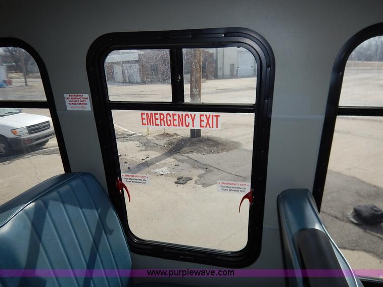 image for item I5064 2002 Ford 800 bus