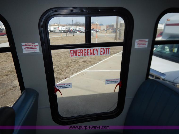 image for item I5064 2002 Ford 800 bus