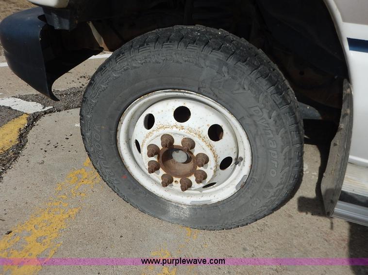 image for item I5064 2002 Ford 800 bus