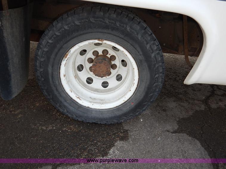 image for item I5064 2002 Ford 800 bus