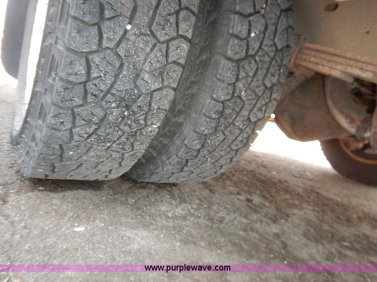 image for item I5064 2002 Ford 800 bus