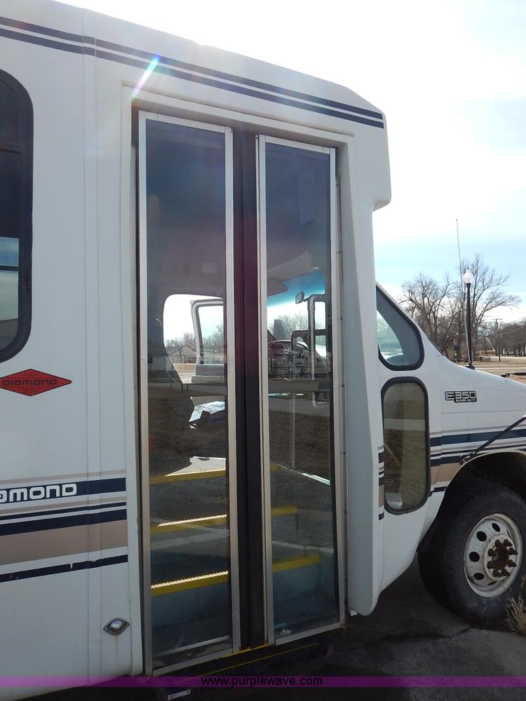 image for item I5064 2002 Ford 800 bus