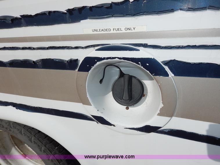 image for item I5064 2002 Ford 800 bus