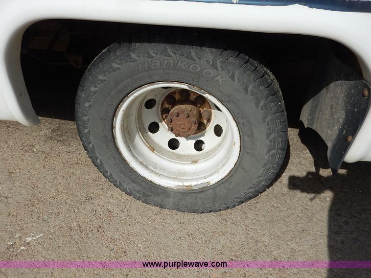 image for item I5064 2002 Ford 800 bus