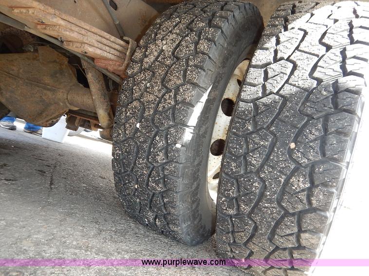 image for item I5064 2002 Ford 800 bus