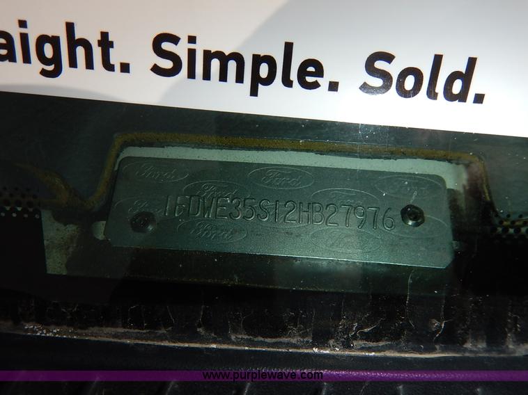 image for item I5064 2002 Ford 800 bus