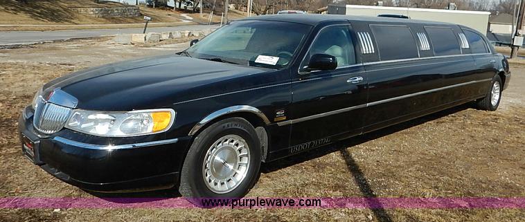 image for item I5116 1999 Lincoln Town Car Executive limousine