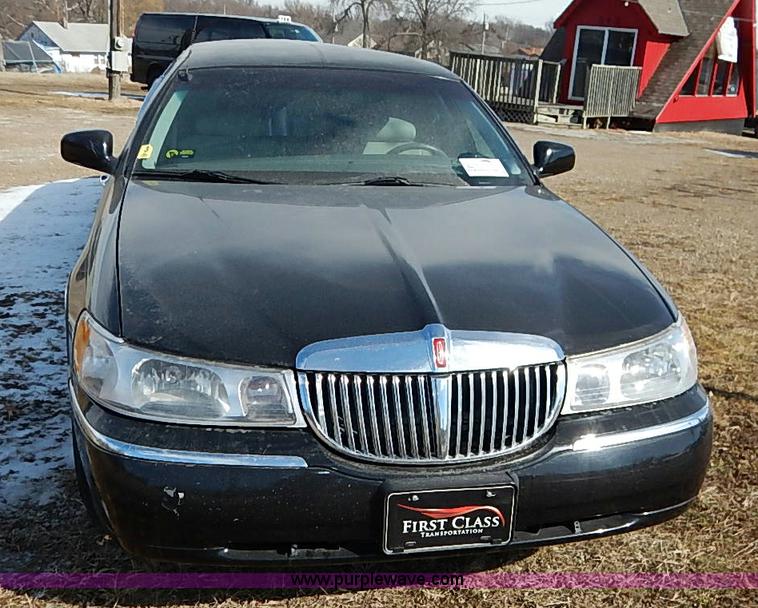 image for item I5116 1999 Lincoln Town Car Executive limousine