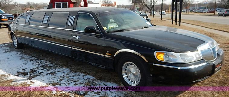 image for item I5116 1999 Lincoln Town Car Executive limousine