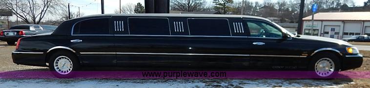 image for item I5116 1999 Lincoln Town Car Executive limousine