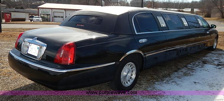 image for item I5116 1999 Lincoln Town Car Executive limousine