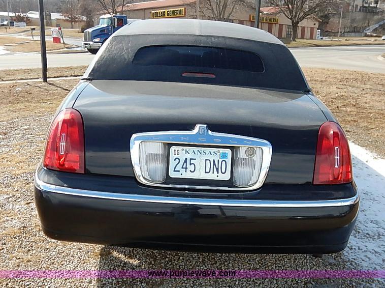image for item I5116 1999 Lincoln Town Car Executive limousine