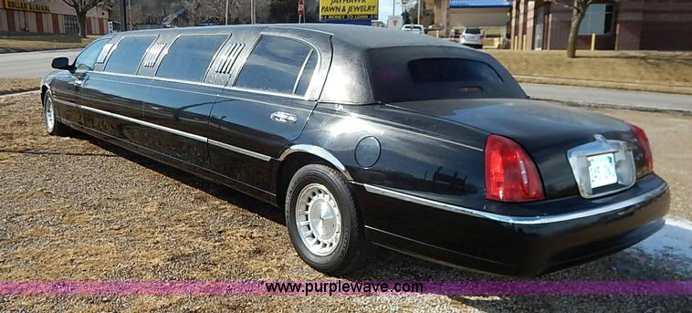 image for item I5116 1999 Lincoln Town Car Executive limousine
