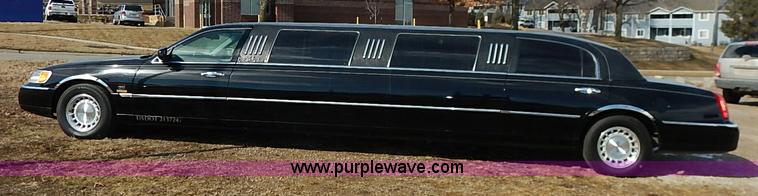 image for item I5116 1999 Lincoln Town Car Executive limousine