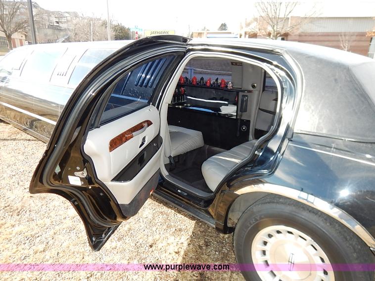image for item I5116 1999 Lincoln Town Car Executive limousine