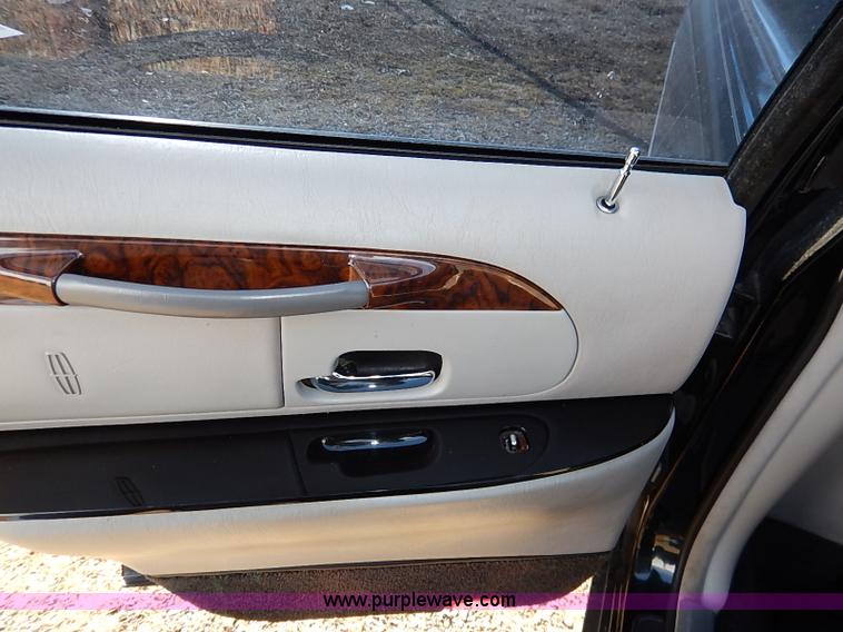 image for item I5116 1999 Lincoln Town Car Executive limousine
