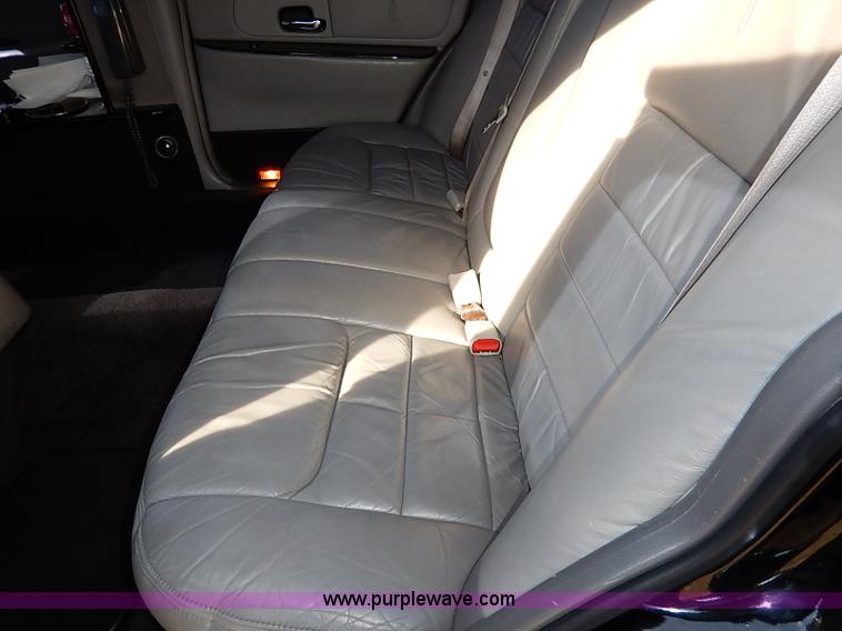 image for item I5116 1999 Lincoln Town Car Executive limousine