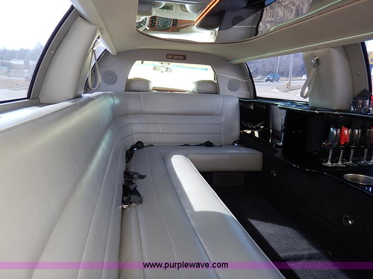 image for item I5116 1999 Lincoln Town Car Executive limousine