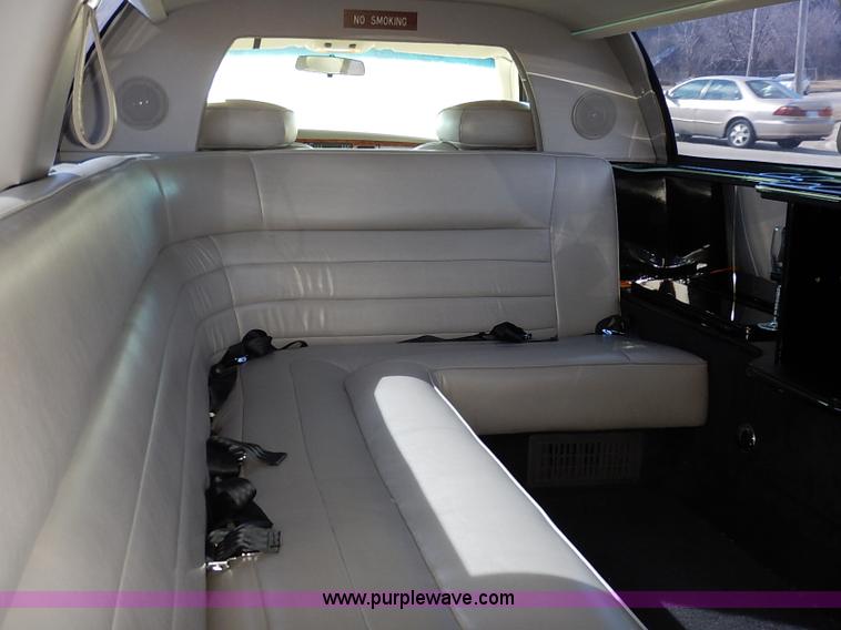 image for item I5116 1999 Lincoln Town Car Executive limousine
