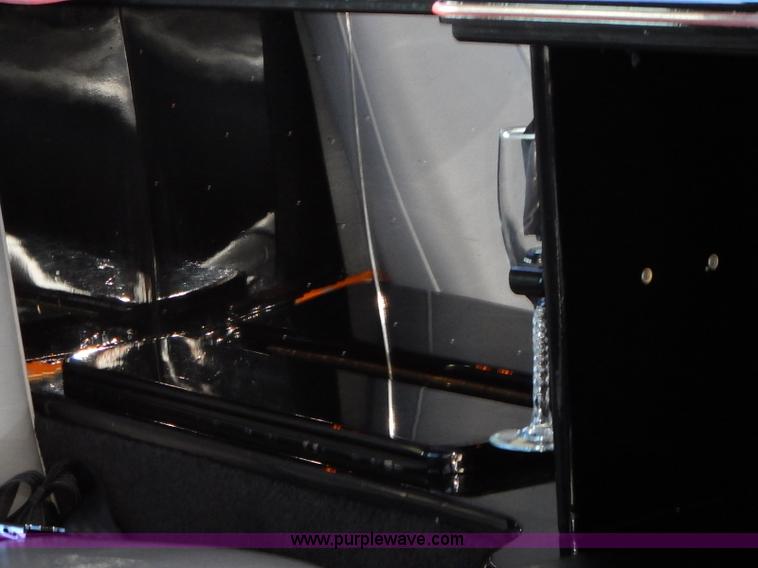 image for item I5116 1999 Lincoln Town Car Executive limousine