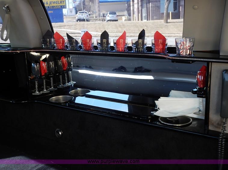 image for item I5116 1999 Lincoln Town Car Executive limousine