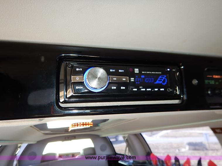 image for item I5116 1999 Lincoln Town Car Executive limousine