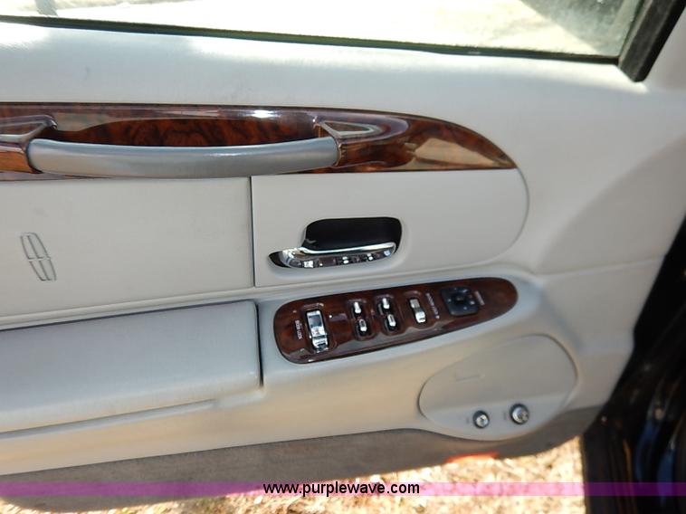 image for item I5116 1999 Lincoln Town Car Executive limousine