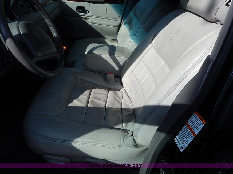 image for item I5116 1999 Lincoln Town Car Executive limousine