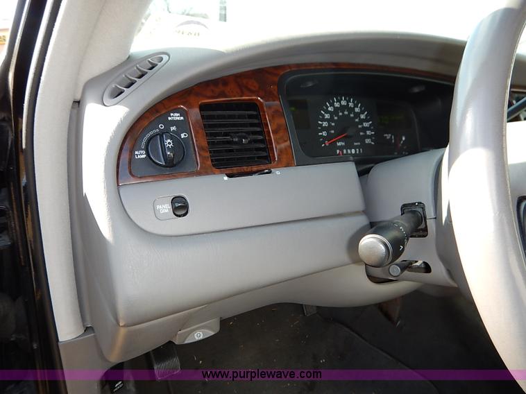 image for item I5116 1999 Lincoln Town Car Executive limousine