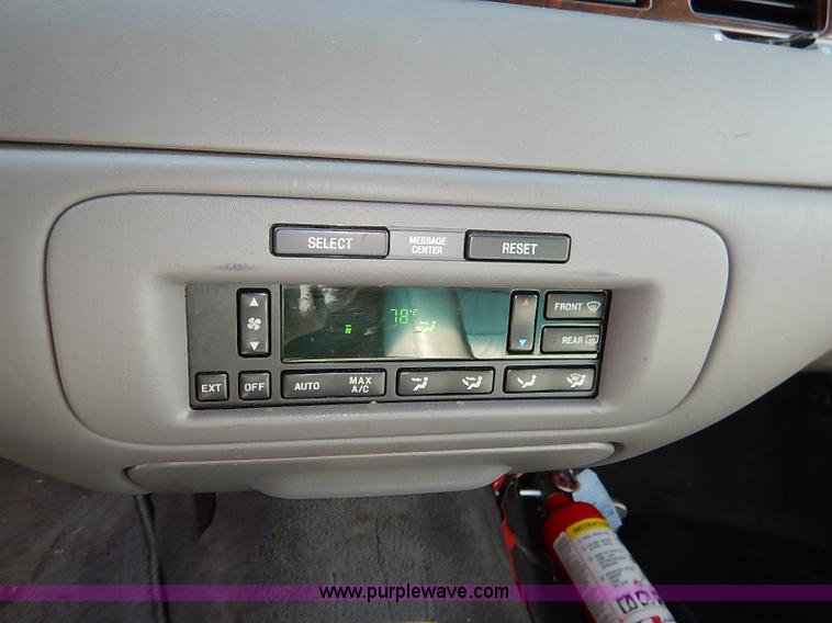 image for item I5116 1999 Lincoln Town Car Executive limousine