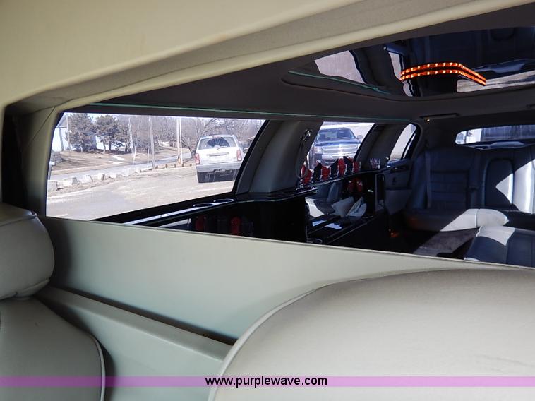 image for item I5116 1999 Lincoln Town Car Executive limousine