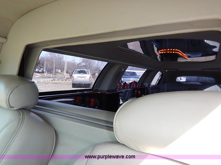image for item I5116 1999 Lincoln Town Car Executive limousine