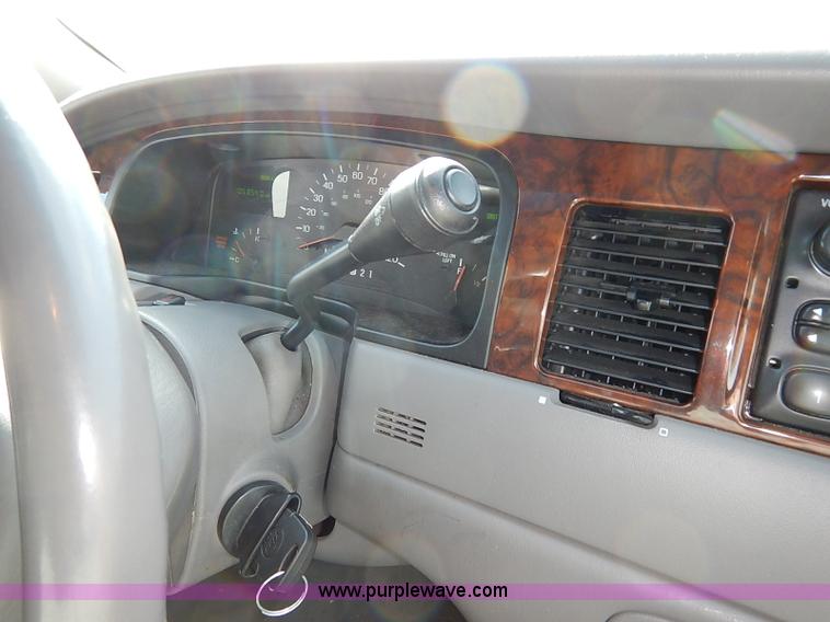 image for item I5116 1999 Lincoln Town Car Executive limousine