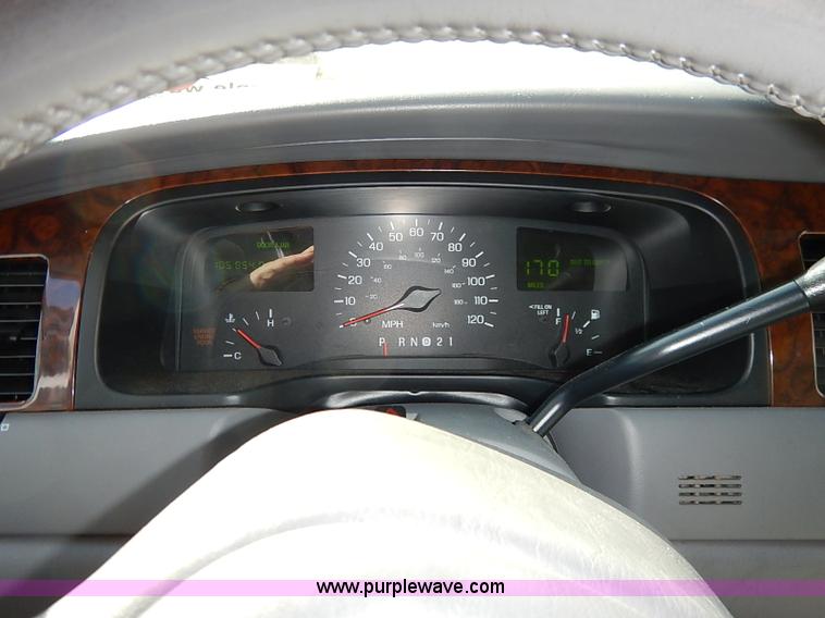 image for item I5116 1999 Lincoln Town Car Executive limousine