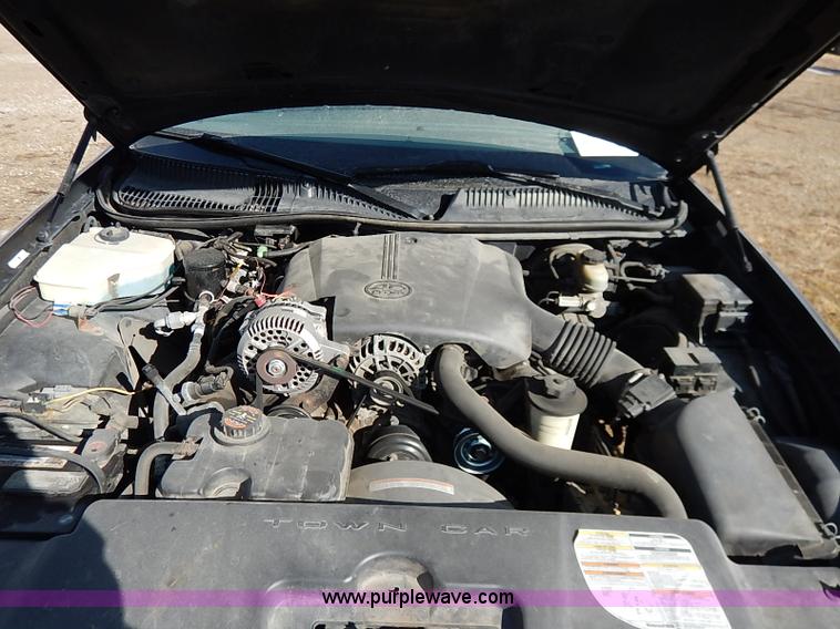 image for item I5116 1999 Lincoln Town Car Executive limousine