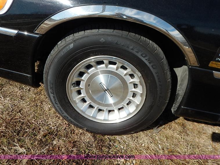image for item I5116 1999 Lincoln Town Car Executive limousine